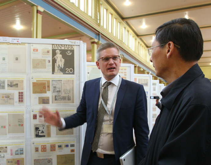 FIP专题集邮委员会主席尤纳斯重要声明 <wbr> <wbr>FIP没有关于贴片尺寸的规则 FIP专题集邮委员会主席尤纳斯重要声明 <wbr> <wbr>FIP没有关于贴片尺寸的规则