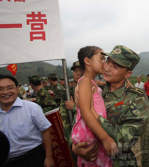 组图:首支抗震救灾部队撤离当地民众洒泪送别