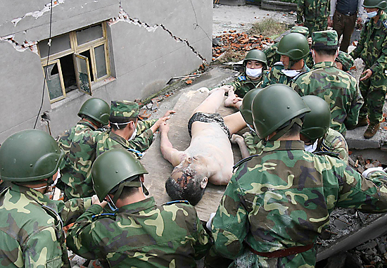 图文:武警官兵救出一位受伤的市民