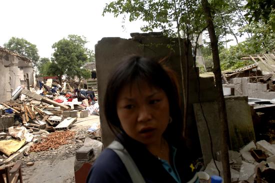 图文:一位居民的家在地震中严重损坏